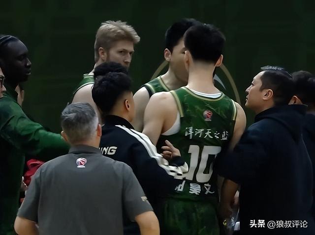 开云体育-南京同曦突发内讧！郭昊文赵柏清暂停间歇爆发口角欲动手