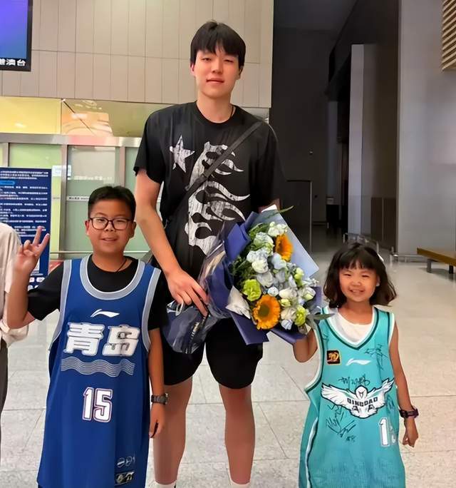 开云体育-回来啦！杨瀚森载誉归来，备战世预赛，深夜落地青岛发声，很霸气